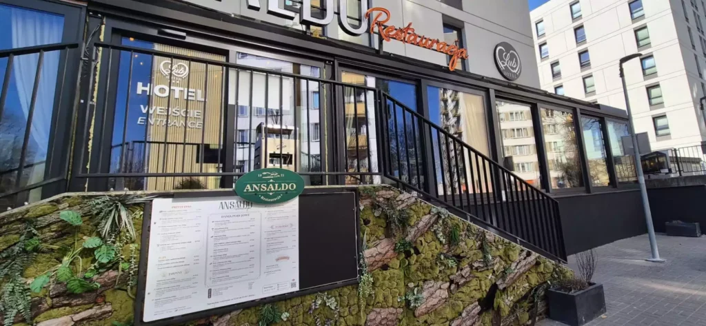 Przeszklony ogród zimowy restauracji Ansaldo przy Lubhotelu